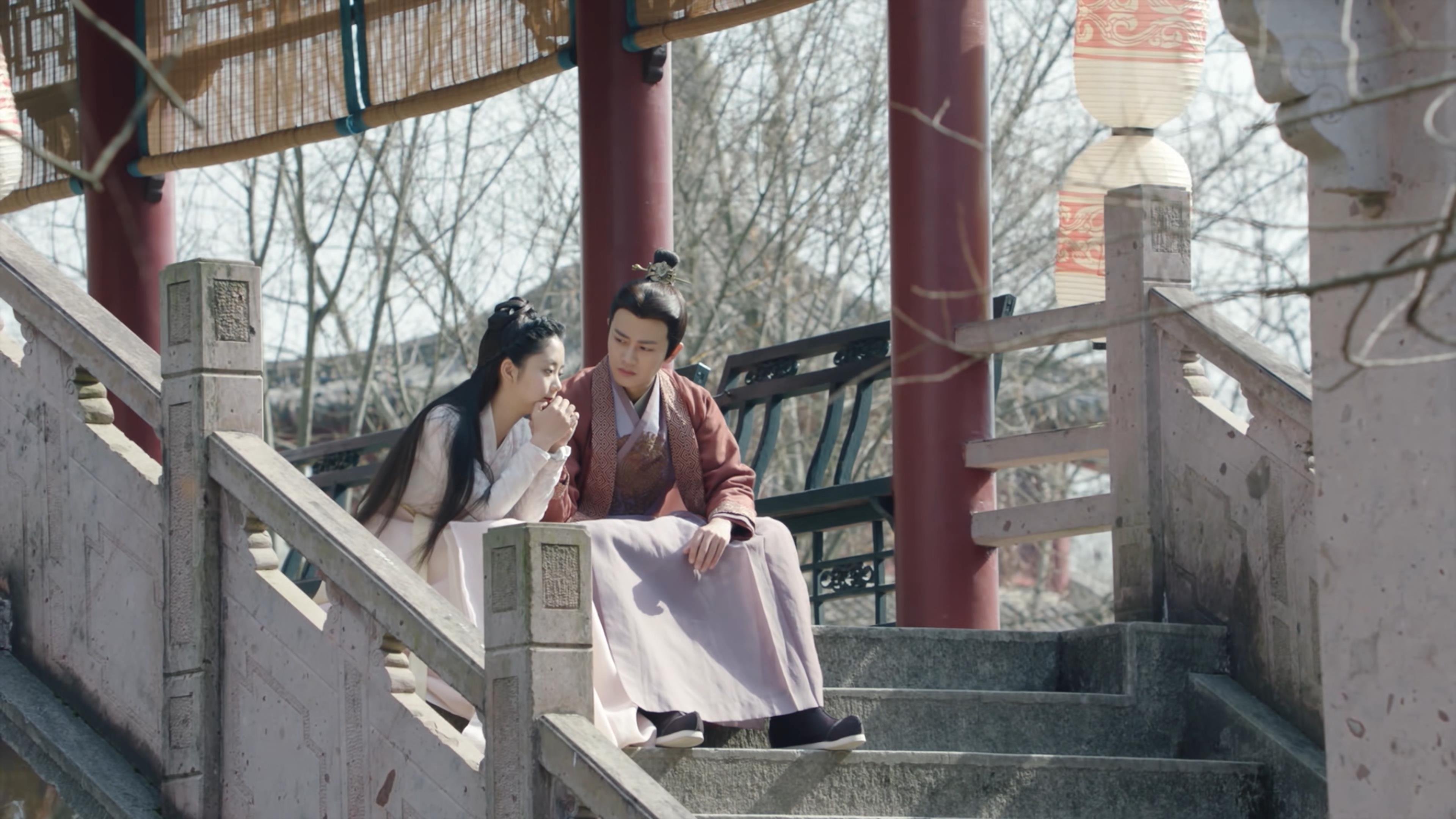 那不勒斯快速换位制造进攻错位优势，那不勒斯位置